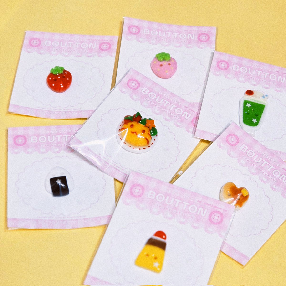 🚗🚗₌₃ 
[ 소다클럽엑스 ] 대원 물품 도착 🍒

✪재입고
체리 후우링
소용돌이 어묵 후우링 (분홍색)
소용돌이 어묵 후우링 (하늘색)

내맘대로 단추 - 오므라이스냥
내맘대로 단추 -  빨강 딸기
내맘대로 단추 - 핑크 딸기
내맘대로 단추 - 하트 팬케이크
내맘대로 단추 - 푸딩푸딩
내맘대로 단추 -