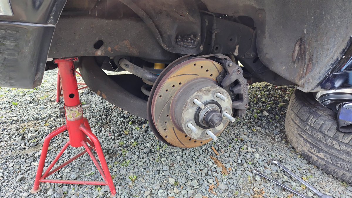 朝から珍しくやる気が出たのでロアアームブッシュ交換しようとしたけどボルト緩まない。
車下のスペース狭すぎてレンチ延長も無理〜今度考えよう😁
なので各部点検して終了〜