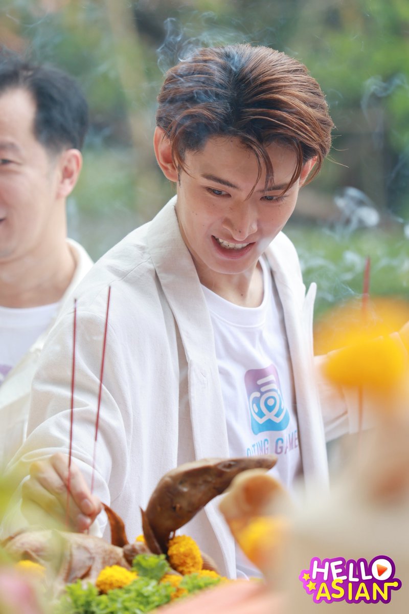 Hello_asian's tweet photo. เป็นเอ็นดู เจ้ามุไคกับพิธีบวงสรวงแบบไทยๆ 

#KojiMukai 
#向井康二 #SnowMan
#DatingGameTheSeries
#DatingGameFirstMeet 
#WelcomeKojiMukaiToThailand https://t.co/E1kzeA5git