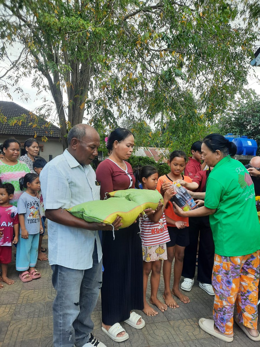 DaramFound's tweet photo. Daram’s Charity Event. 23

📍 Location: Day Care Centre of Enfants de Klang Leu, Sihanoukville, Cambodia
🗓 Date: February 27, 2025 | Beneficiaries: 15 families (53 people, including 33 children)
DARAM’s latest charity event provided essential food supplies to 15 of the poorest families in Klang Leu. While most families gathered at the center, donations were personally delivered to those unable to attend due to illness, disabilities, or age. Each family received:

✅ 10-20 kg of rice (one-month supply)
✅ Fish sauce, soy sauce, and cooking oil

#Daram #Charity #MemeforEveryChild #ETH