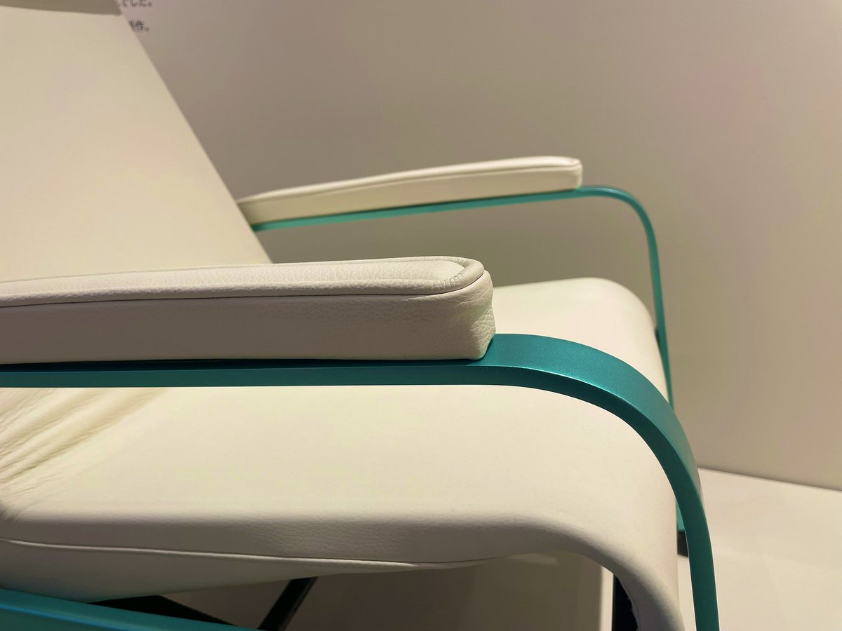 sada20240410's tweet photo. バウハウスの精神が
今も生き続ける

#バウハウスとテクタの名作家具展 
#BAUHAUS 🇩🇪
#デザイン　#椅子 🪑
#建築
#TECTA
#猫
#丸ビル https://t.co/o7gHCmpWJP