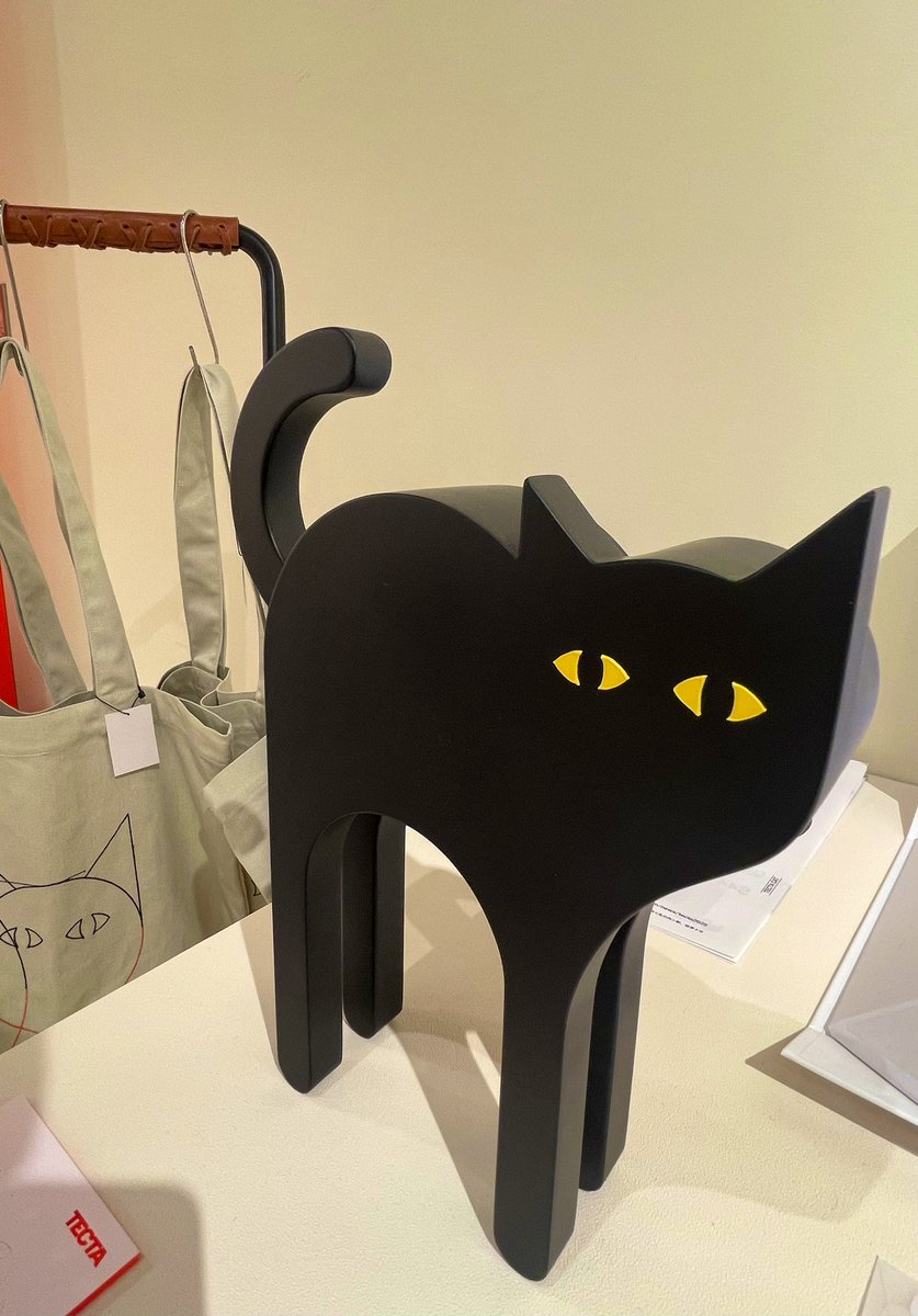 sada20240410's tweet photo. バウハウスの精神が
今も生き続ける

#バウハウスとテクタの名作家具展 
#BAUHAUS 🇩🇪
#デザイン　#椅子 🪑
#建築
#TECTA
#猫
#丸ビル https://t.co/o7gHCmpWJP