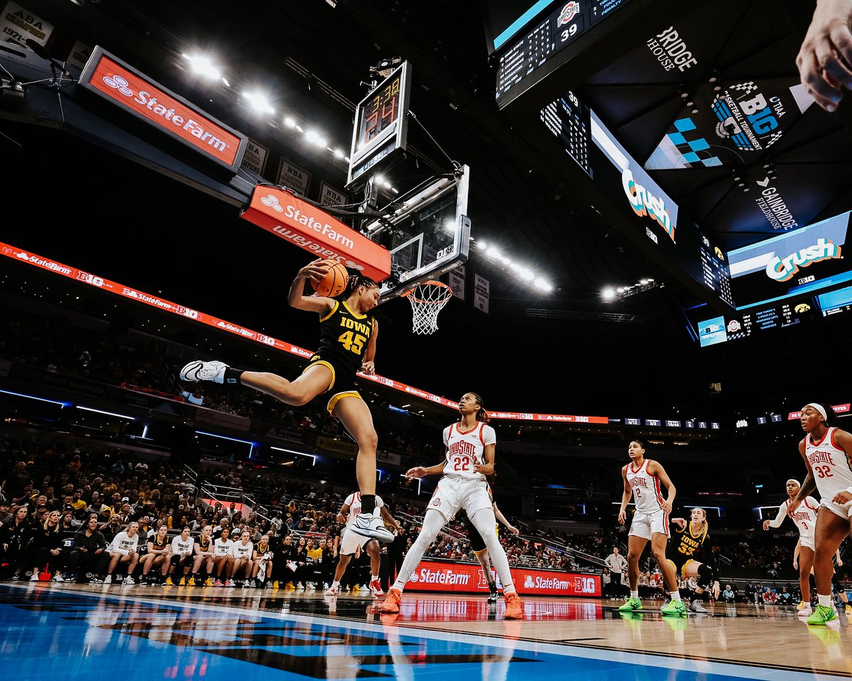 IowaWBB's tweet photo. Air Stuelke. 

@StuelkeHannah x #Hawkeyes https://t.co/uvNKrBSxfx