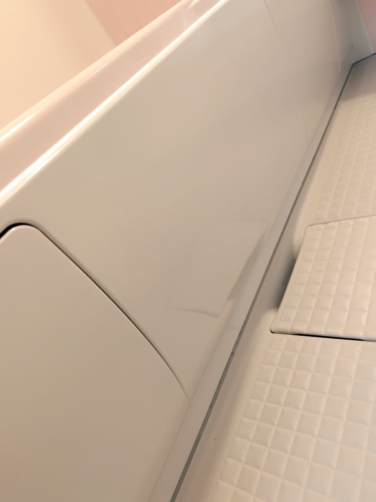 今日も、高知美装さん(<a href="/clean_kochi/">高知美装</a> )に浴室クリーニングして貰った！やっぱりすごく綺麗。
手際もいつも通りよくて、今回も頼んで良かったです。またエアコンの季節の前の時になったらエアコン頼みます。ありがとうございました！
皆さまも是非に〜！綺麗なお風呂は嬉しいぞい！