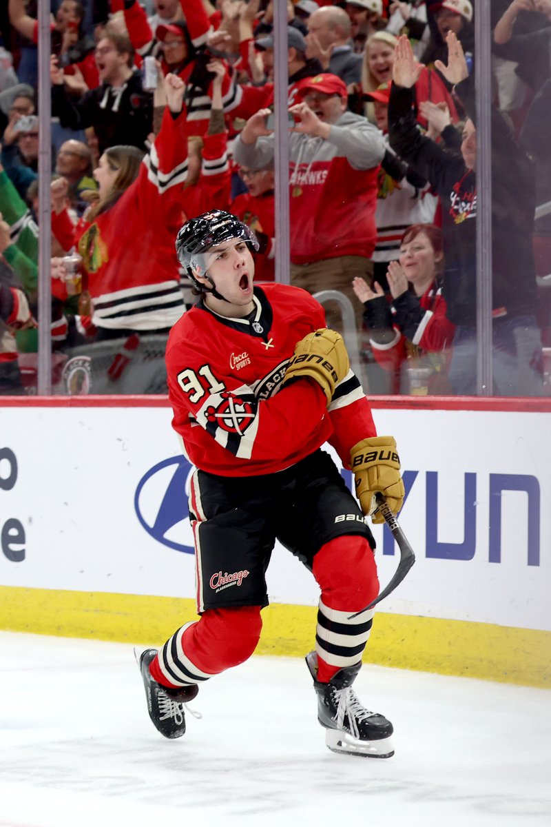 NHLBlackhawks's tweet photo. ELECTRIC https://t.co/7DZTtUyinK