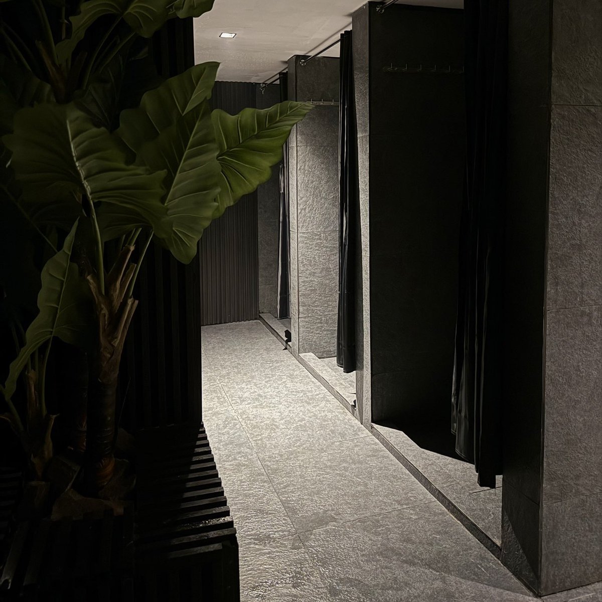 TopKnotcher's tweet photo. R Wellness Hub Spa last night was next level! 😍 Amazing massage, luxurious facilities, and the friendliest staff. The wet area? Let's just say it felt like a very attractive men's beauty pageant! 😂 Highly recommend! #SpaNight #MassageTherapy #LuxurySpa #RWellnessHub https://t.co/2eIltw2BIQ