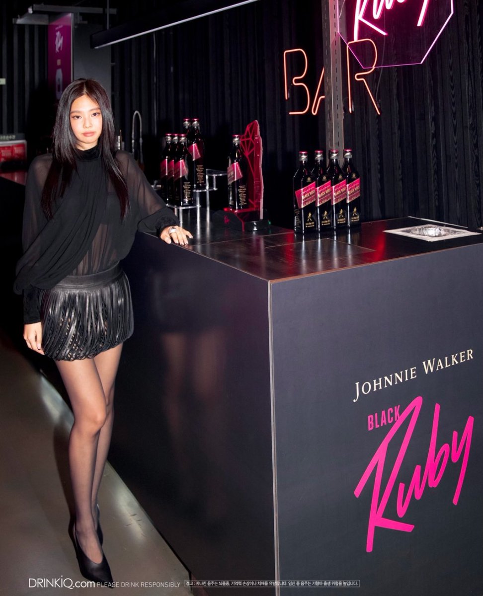 9ulovejenn1e's tweet photo. ทุกคนรู้ นี่รู้ ความเริ่ดของชีตอนเจนนี่จัดListening party เปิดตัวAlbum RUBYจะเห็น Johnnie Walker Black Ruby ของใหม่แบบสับ เสิร์ฟอยู่ทั่วงานเพราะชีแจก FC ที่มาร่วมงานจ้า แล้วไหนจะมีภาพจาก Johnnie Walker Korea ด้วย คือมันฟรินอ่ะ ไม่รุ้ตอนนี้ที่ไทยขาย Black Ruby ยัง ใครเจอบอกพิกัดที https://t.co/8W1Sb7n4Ye