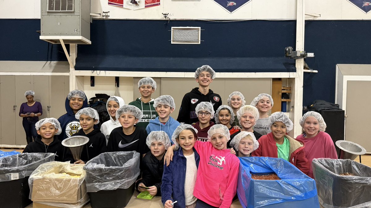 stephsamora's tweet photo. Some of our #JenksRDR students and families had an amazing time packing meals for @FeedtheHunger! We packed 5,520 meals together. @MJEjags @MJE4thGrade @MJEFifthGrade https://t.co/fTMunvUegj