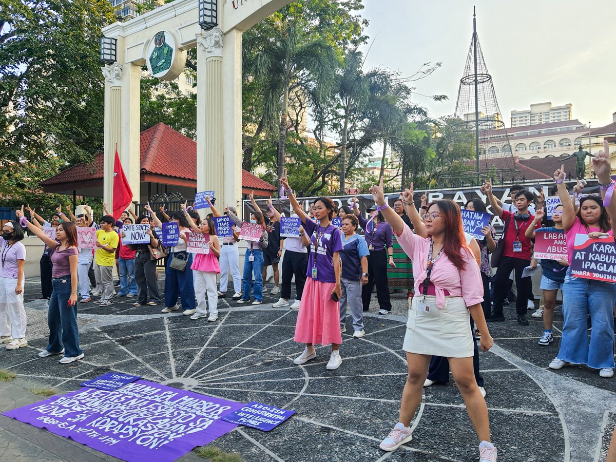 AngTagamasidUPM's tweet photo. MGA LARAWAN | Bilang pakikiisa sa darating na Pandaigdigang Araw ng Kababaihan, nagtipon ang iba't ibang progresibong grupo para sa isang dance protest sa PGH Oblation Plaza, Marso 6.
Kuha nina Christine Jade Sanchez at Patch
#IWWD2025
#OneBillionRising
#AbanteBabae https://t.co/BuMRWU9YxL