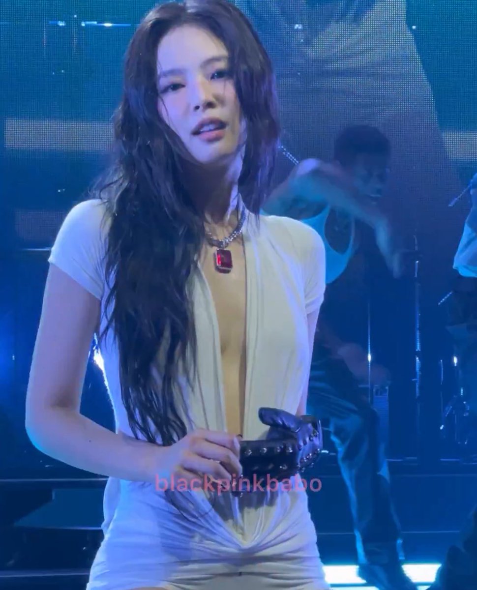 jnklicious's tweet photo. A thread of Jennie’s videos at 'THE RUBY EXPERIENCE' in Los Angeles day 2: https://t.co/9KZcyfW0zb