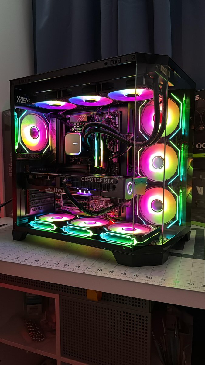 7800x3D + RTX 5070 ti 

 good enough para ser mi primera PC. Ahora pasaré de ser un Bot Gama baja a ser un Bot Gama alta😂