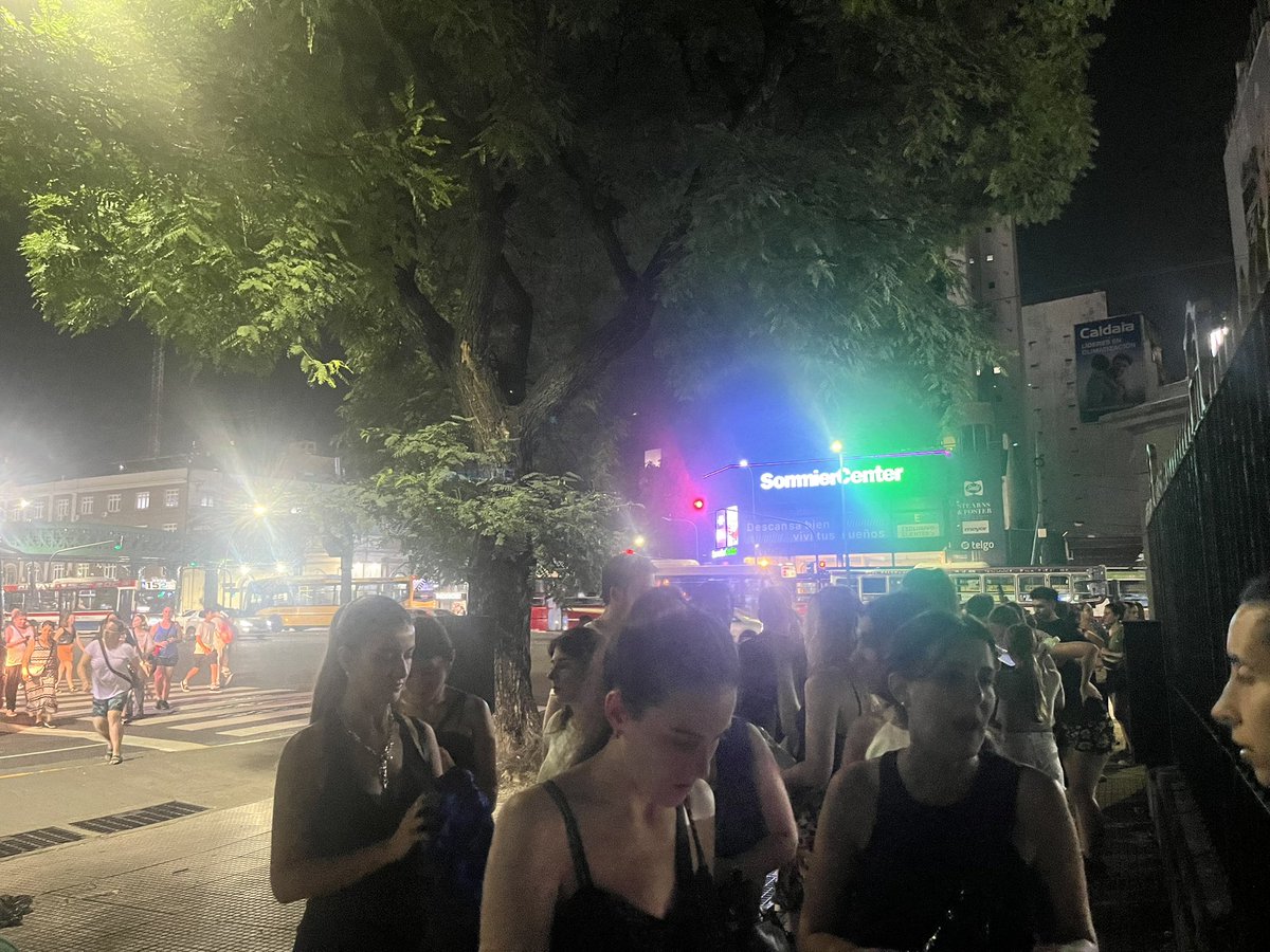 colocostantino's tweet photo. Vergonzosa organización del show de #Shakira! Con 7 cuadras de fila para ingresar al campo el show arrancó igual a las 21.10!! Miles de fans quedaron afuera sin ver el inicio. Un desastre la organización y la demora para dejar entrar a todos. https://t.co/x3vWkMN1Mx