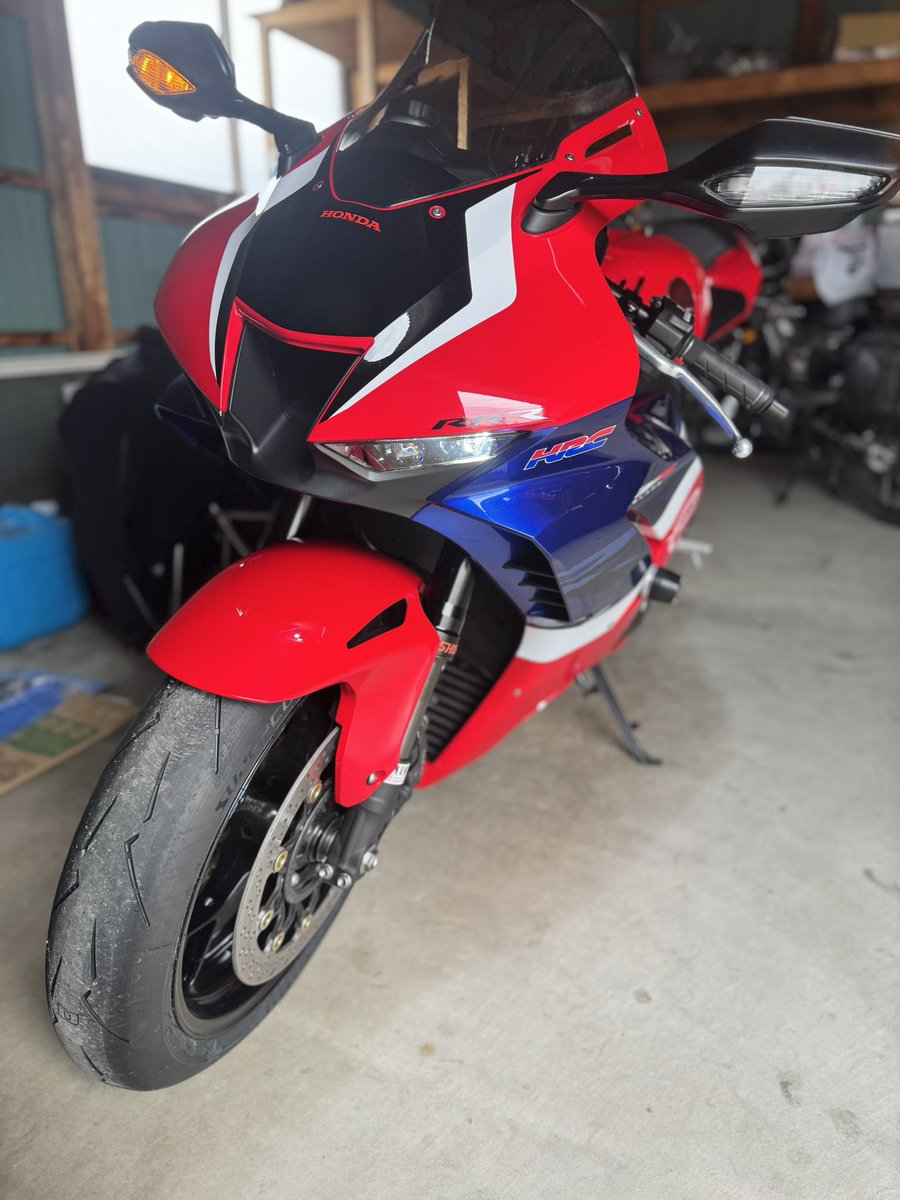 r8mvgv's tweet photo. CBR1000RR-R FIREBLADE納車されました。
SC82乗りの皆様宜しくお願いします。 https://t.co/bSOQAEIymr