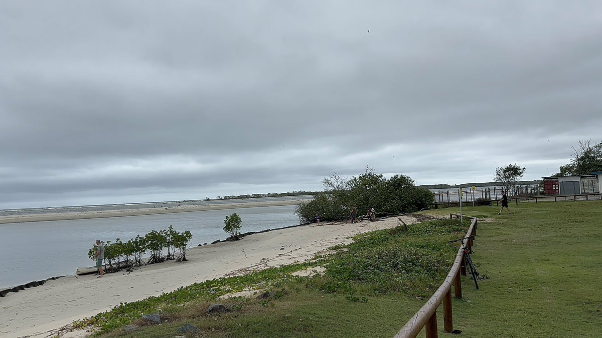 luis1aleixo's tweet image. Current status of #CycloneAlfred 

At #GoldenBeach #Caloundra #SunshineCoast #Qld 🇦🇺
at 1:40pm - 8 March 2025

Looking towards #BribieIsland 
1st gap between Bribie