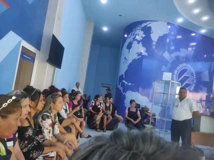 Lindo homenaje por el "Día Internacional de la Mujer este 8 de Marzo” fue iniciado con las palabras de nuestro Jefe de Centro Telefónico en Manzanillo.Lleno de ideas y presentes se comparten citas inspiradoras 🌹🌹🌹🌹simplemente increíble ¡Feliz día de la Mujer !!