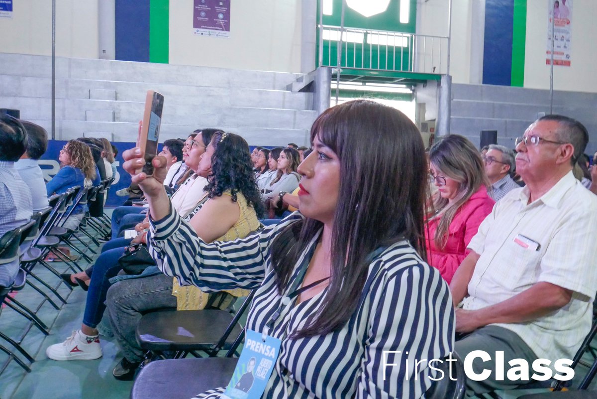 Una experiencia enriquecedora en la que el famoso reportero compartió anécdotas impactantes de su trayectoria, dejando en los asistentes una profunda reflexión sobre la vida, la resiliencia y el verdadero significado de los desafíos.  

📍 Revive los mejores momentos