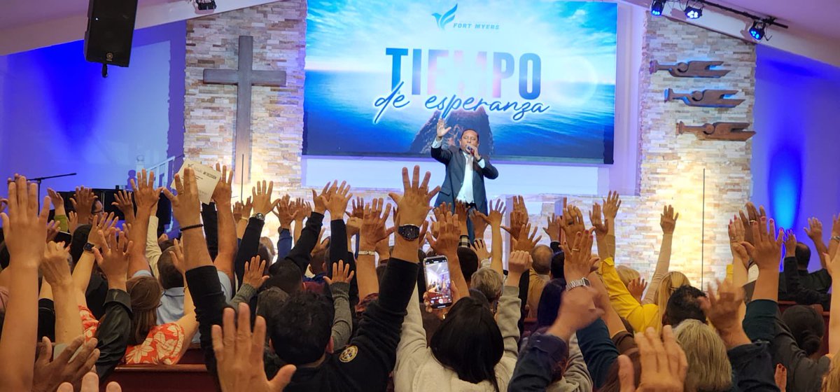 PrLuisGoncalves's tweet photo. O #Evangelismo @chegamaispertooficial e #Acércate @luisgoncalves_reflexiones aqui em Fort Myers, Florida, EUA, está sendo uma tremenda benção! Veja algumas fotos. As igrejas estão cheias, as pessoas sedentas, muitas decisões por #Jesus e #Batismos emocionantes! Glória a Deus! https://t.co/tgTckJLcXR