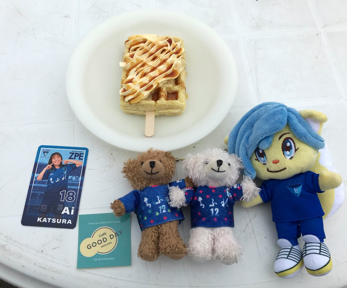 colored07's tweet photo. 後半戦最初のホーム戦💙
勝利目指してGOエルフェン🔵
スタグルで腹ごしらえ😋
🍗どデカ唐揚げ #わっしょい
🍰飲むチーズケーキ、ピンクレモネード(袋の中は揚げベーグル)#KIZUNAKITCHNE
🍠イモッフル #cafeGOODDAY https://t.co/8yWcBpkCur