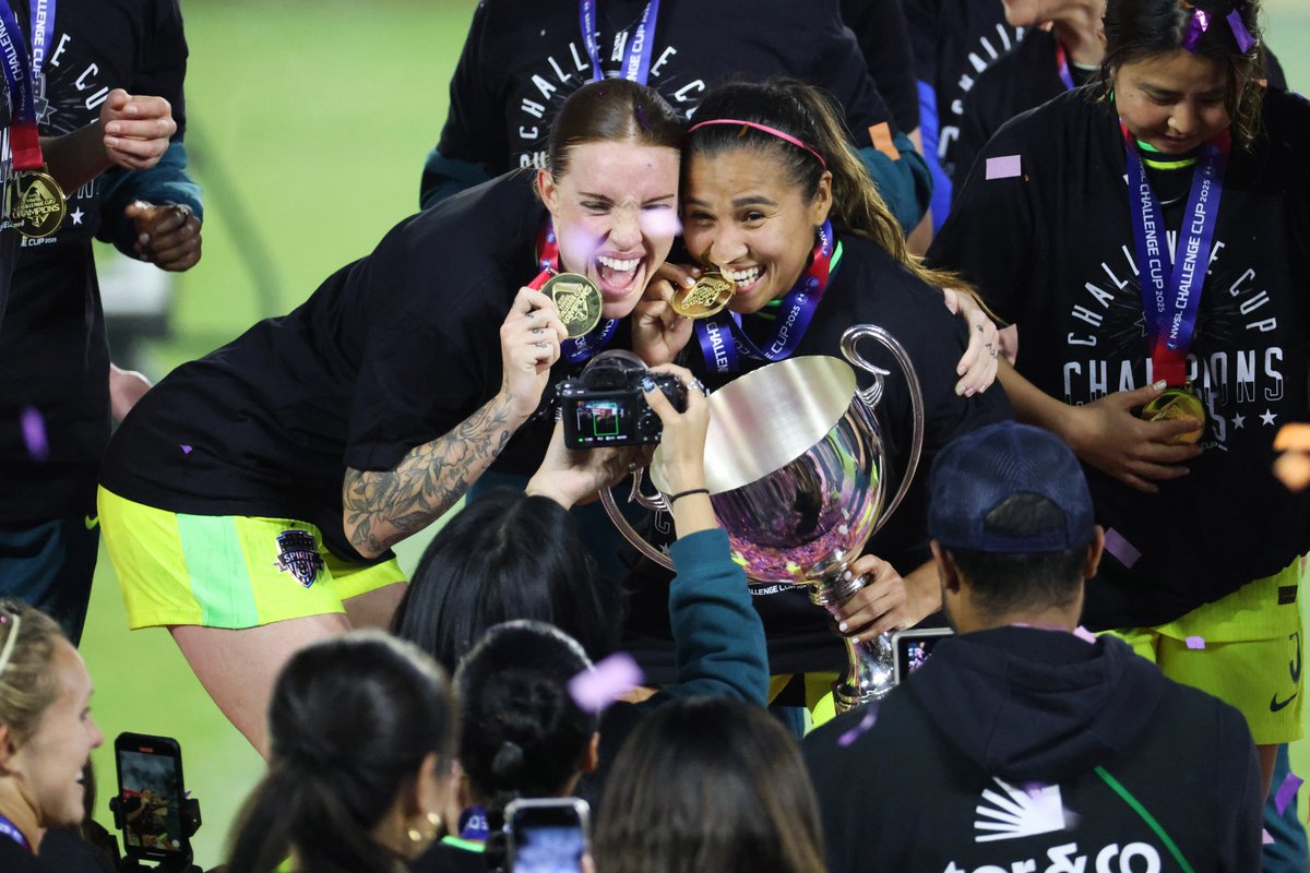 FIFAWWC's tweet photo. Spirit silverware. 🏆🎉 https://t.co/0Apvl5QehG