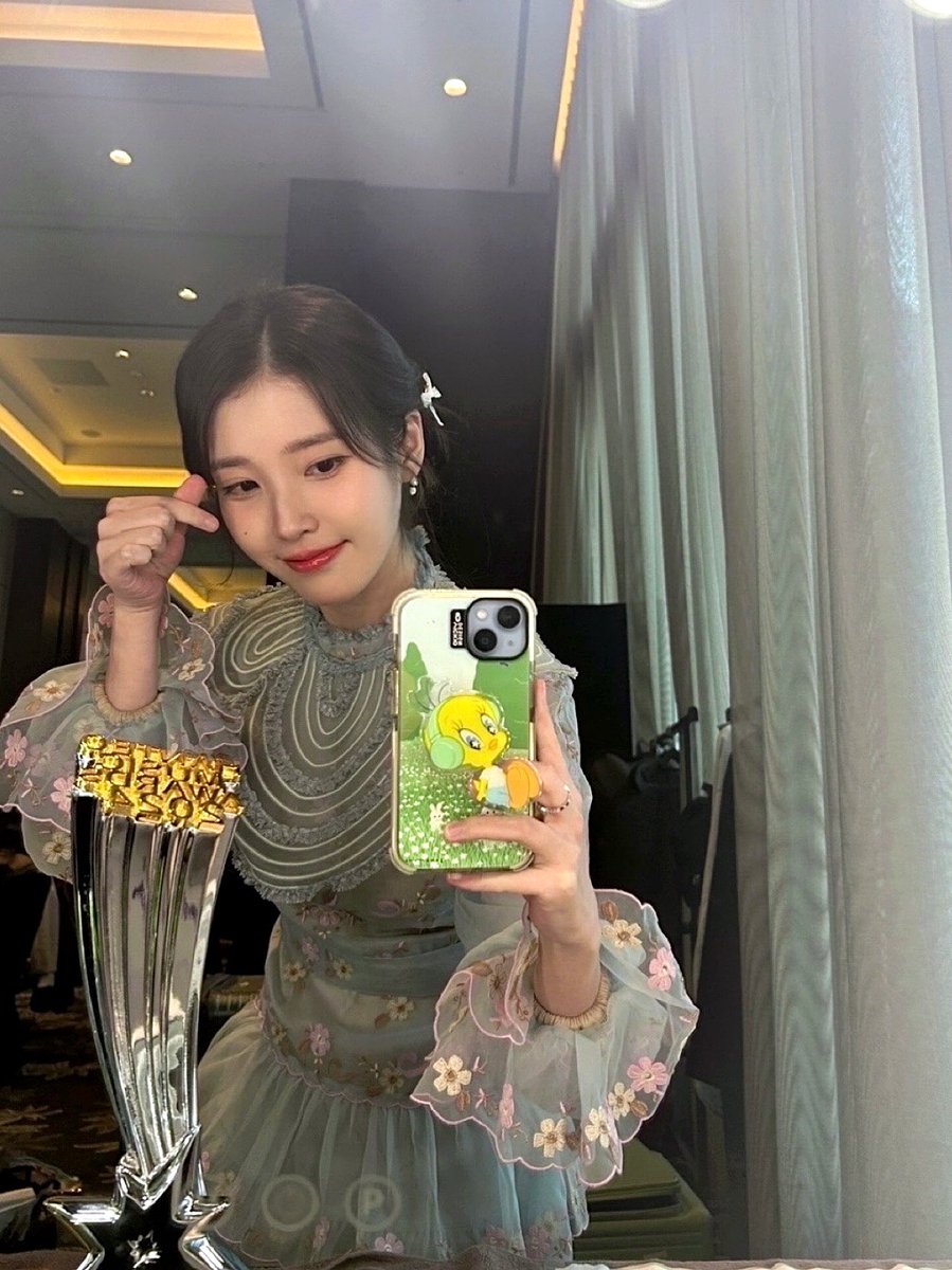 _IUofficial's tweet photo. 32주년 한터뮤직어워즈 2024🏆

Artist of the Year

영광스러운 순간을 만들어 준 유애나 고마워요‼🎉
우리가 함께 만든 이 순간을 오래오래 기억할게요💖

#아이유 #IU 
#한터뮤직어워즈 
#HanteoMusicAwards https://t.co/EYogoIraXT
