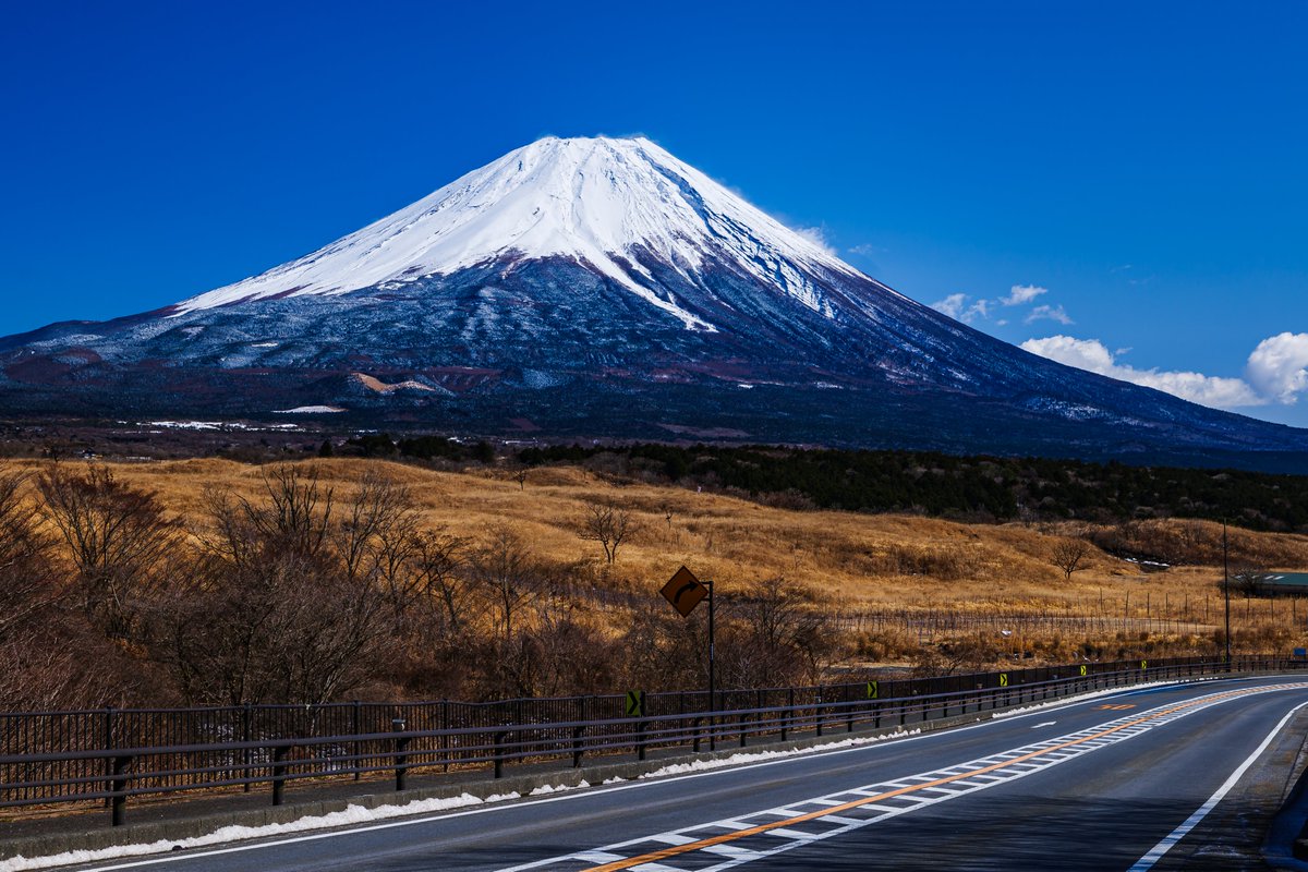 国道139号から富士山
大沢崩れがよく見える
#写真好きな人と繋がりたい 
#LUMIX #LUMIXS1