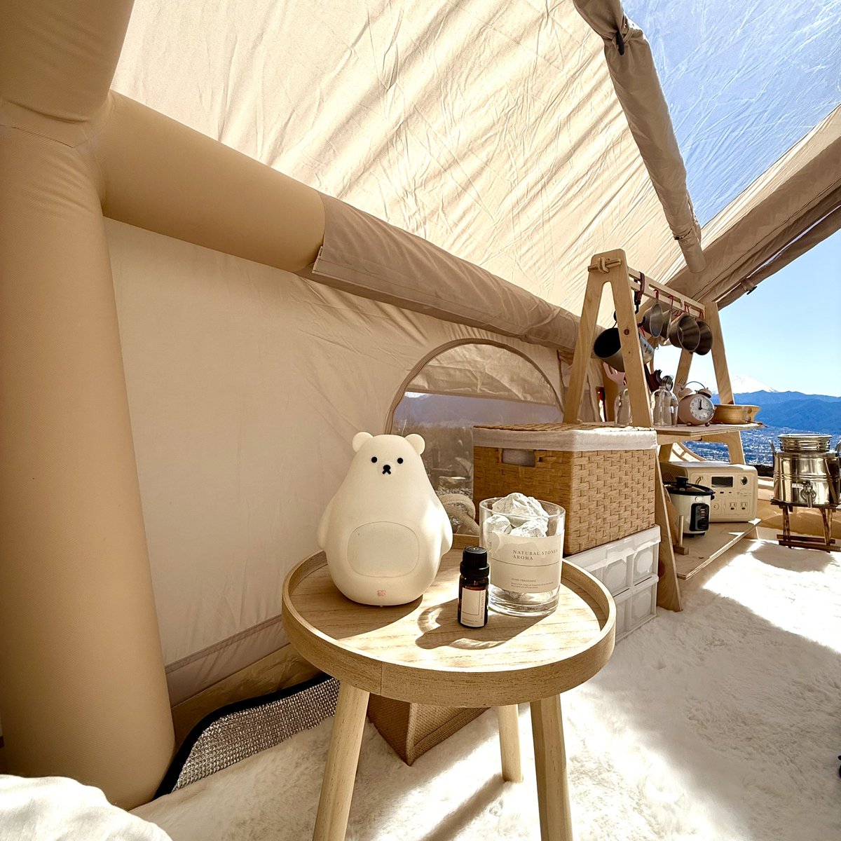 2ルームエアーテントでお籠もりキャンプ🏕️

今回のNewギア↓
2ルームエアーテント
エアーベッド
カインズのアウトドアラック
3coinsのディスプレイテーブル
Toffyのミニ炊飯器

前面の出入口をDIY。TPU窓を取り付けたことで、寒さを我慢することなくテント内から夜景や外の景色が見れるように✨