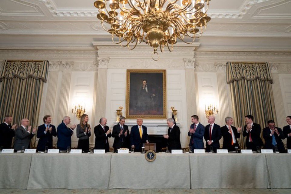 COOLBREEZE_____'s tweet photo. AM I THE ONLY ONE WHO NOTICED THE SIMILARITIES HERE!?!?? 👀👀👀

ALMOST EXACTLY THE SAME AS THE LAST SUPPER 

Look at Saylor 👇👇👇👇👇👇👇👇 https://t.co/wAr6DZGVTG