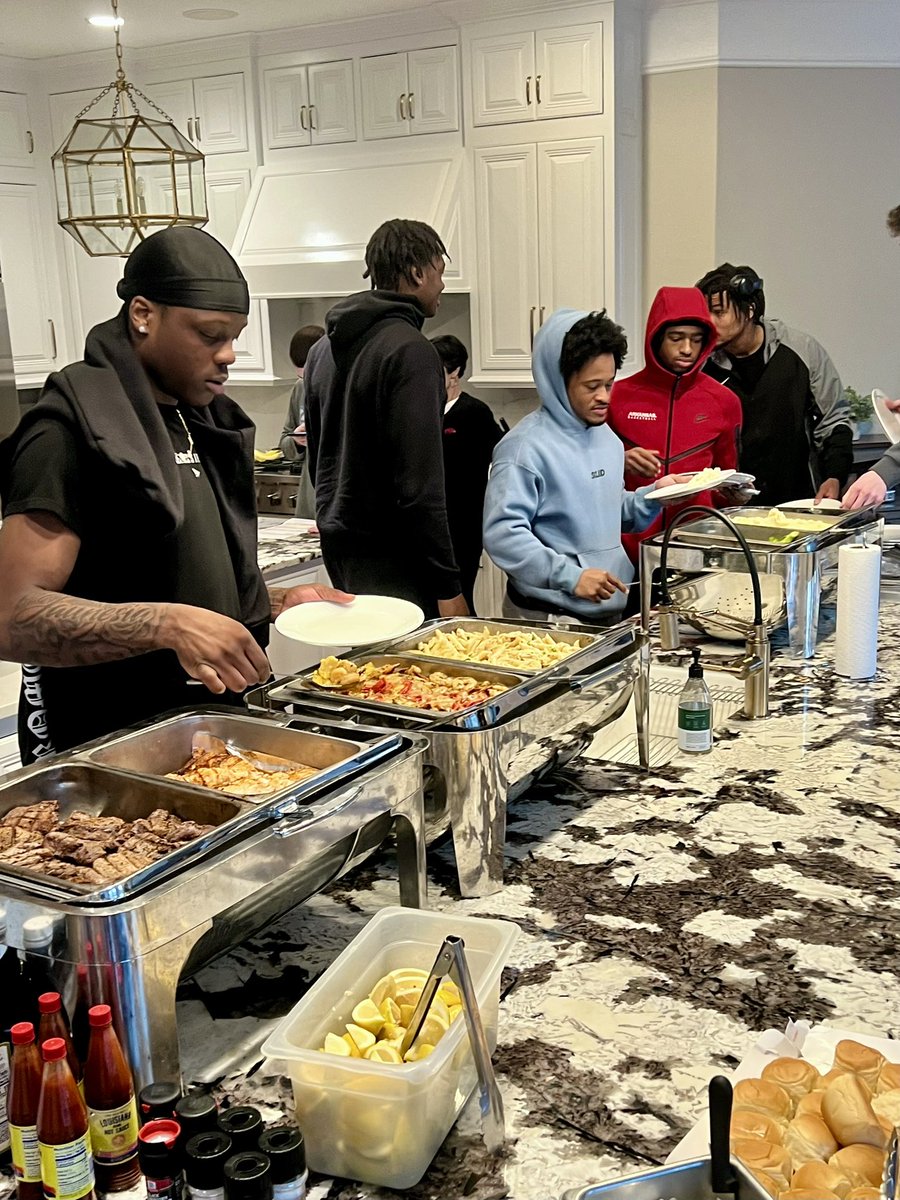 BrettBrundige's tweet photo. Fantastic honor to feed the team at @CoachCalArk home tonight. This group of staff, coaches and players have been genuine, welcoming and kind from the beginning. So happy to have the opportunity to feed them some @FishCityGrill Rogers!  #WPS @RazorbackMBB #fueltowin https://t.co/xjQDOsFNk2
