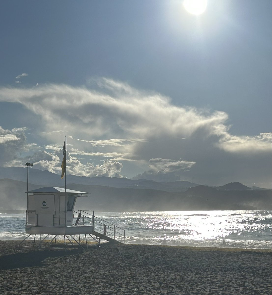 #Goedemorgen #zaterdag 

Even terug van #canarischeeilanden ivm
familiebezoek; stormde een dag best heftig. 

Het leverde wel mooie beelden op: deze bijvoorbeeld. Wat een lucht🥰. Geinig zo dat strandwachtershuisje.

Later vandaag weer terug.

#Fijnweekend💋

#nature #sunset