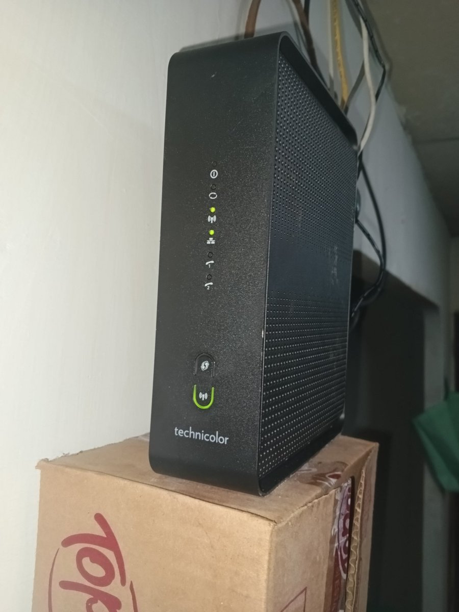 Daguezam's tweet image. Me puto explican porqué su porquería de router lleva media hora muerto @ClaroEcua , ya les dejo mis datos por interno porque me toca salir a la calle a exponer mi seguridad por algo de internet municipal. 
Espero su llamada.
#intermet #PesimoServicio #ClaroEcuador