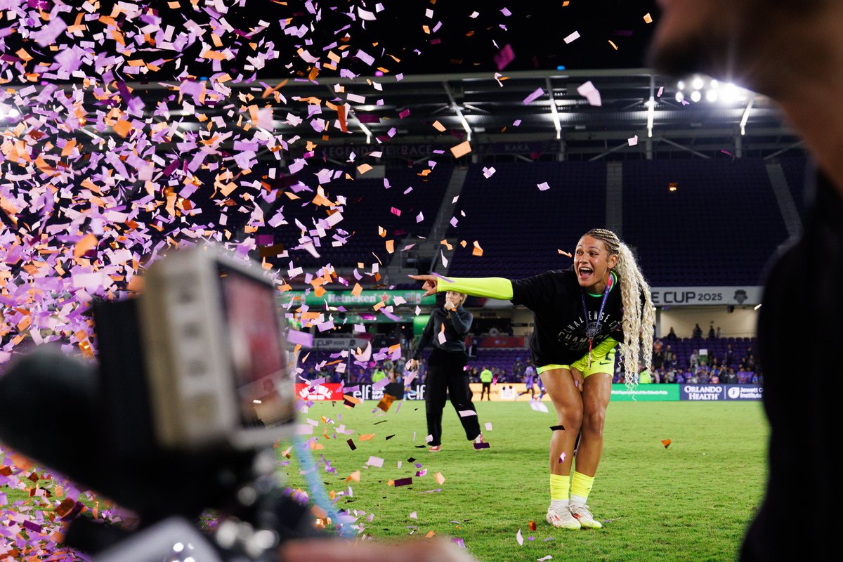NWSL's tweet photo. Confetti showers and trophy lifts 🙌 🎊 https://t.co/NsEtTOY5qf