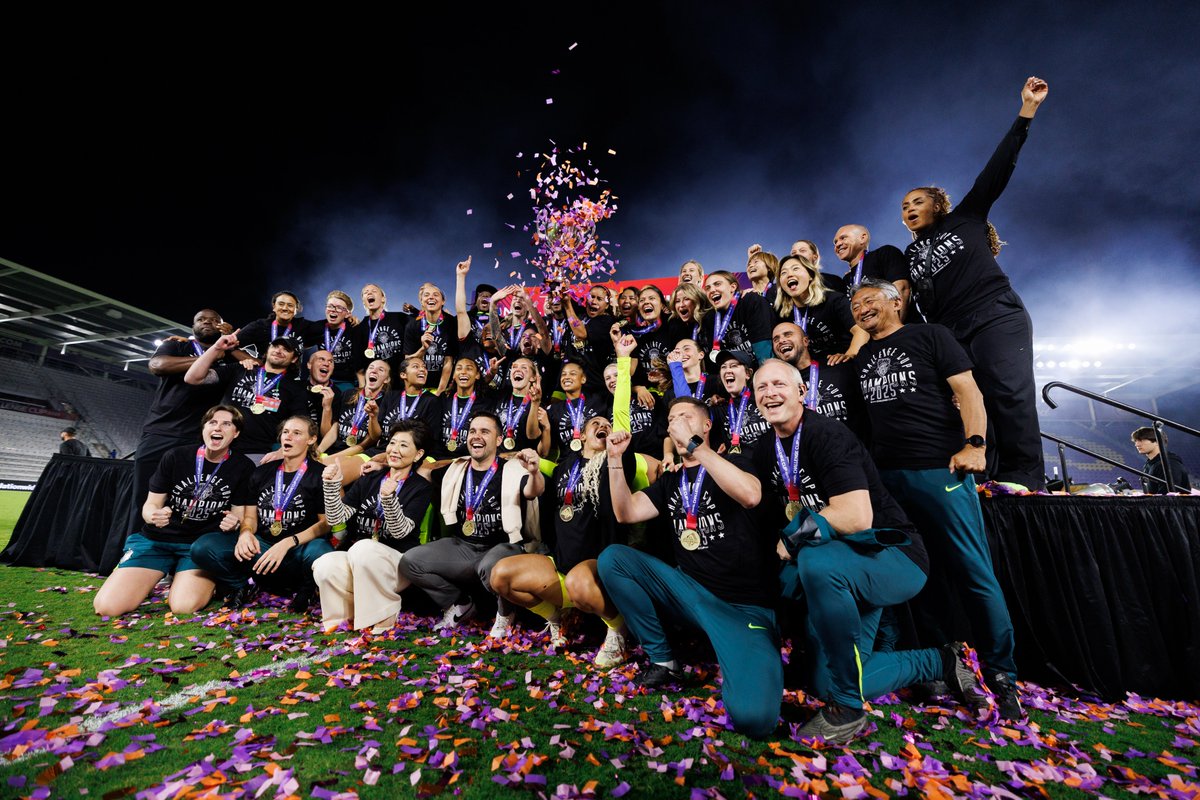 NWSL's tweet photo. Confetti showers and trophy lifts 🙌 🎊 https://t.co/NsEtTOY5qf