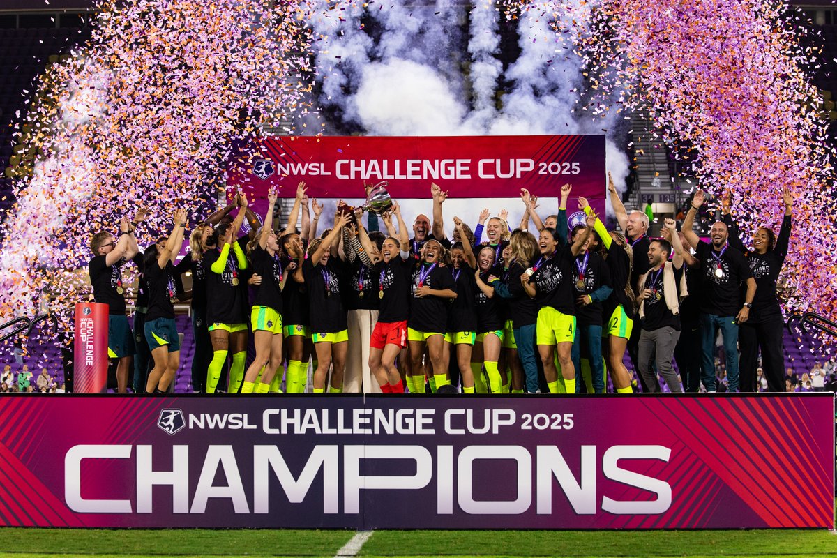 NWSL's tweet photo. Confetti showers and trophy lifts 🙌 🎊 https://t.co/NsEtTOY5qf
