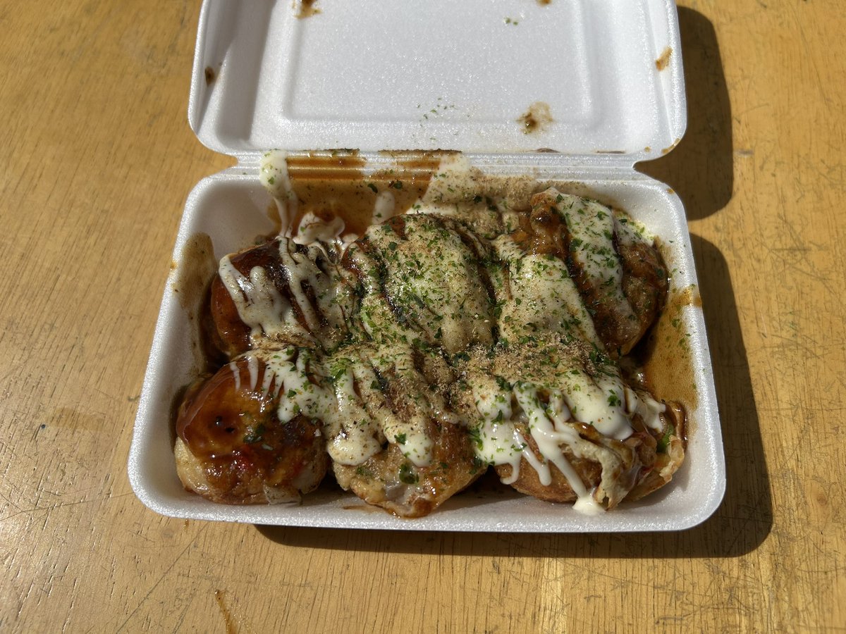 wingcut's tweet photo. 大阪でたこ焼きを楽しんでいます https://t.co/YNBaILPH6H