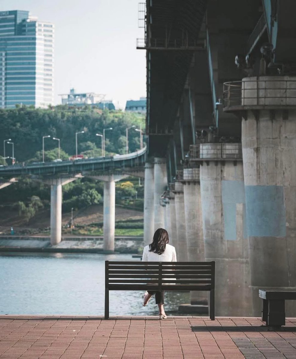 Солонгост олон мянган Монгол эмэгтэйчүүд амьдарч байна. Тэдний дийлэнх нь “Дутуугаа нөхөх” гэсэн нэг л зорилготой ирсэн. Дутуугаа нөхөх гэдэг амаргүй. Энэ явцад өмнөхөөс ч илүү олон зүйлээр дутсан байдаг. Урмын үгээр, хайраар, итгэлээр, сайхан сэтгэлээр, өмөөрч хамгаалах хэн
