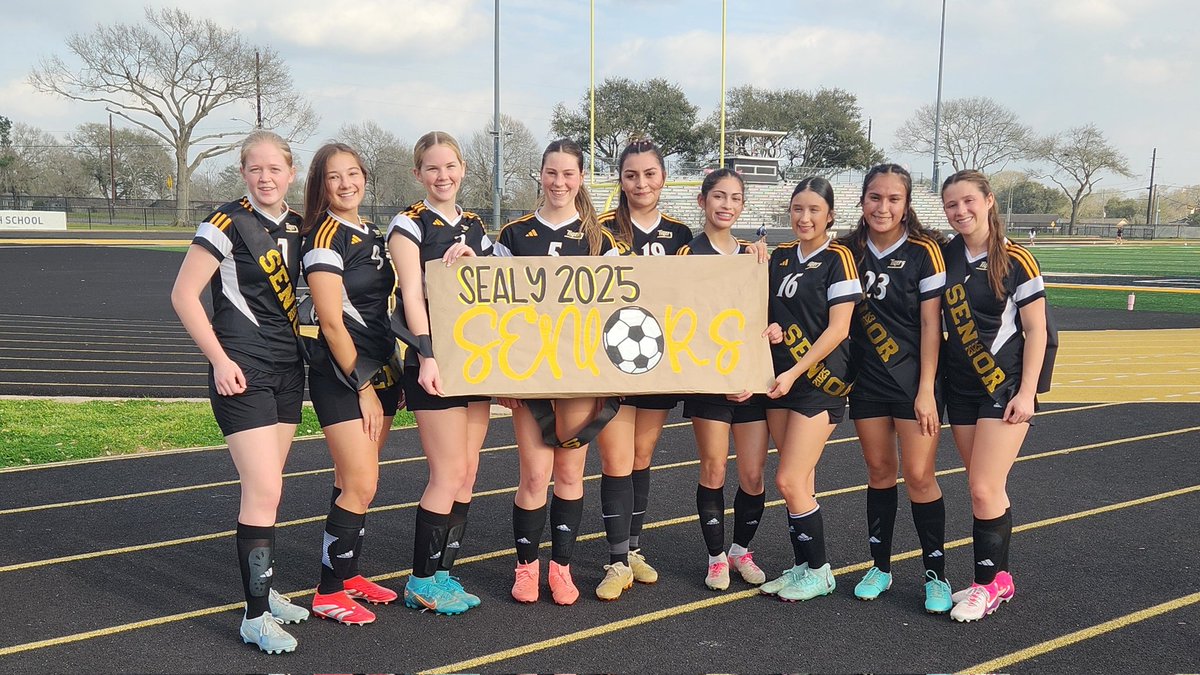 gayleydeemom3's tweet photo. It was a W on Senior Night for these girls, who were all captains for the game. Love them all. 🐅⚽️🎓💛 #JGD #SealyHS #TigerSoccer #Varsity #SeniorSeason #MyGirl https://t.co/97gY6XHvXP