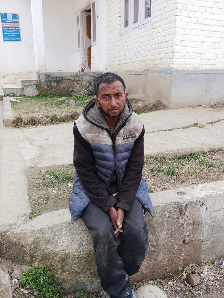 policekulgam's tweet image. Kulgam police seeks public assistance to identify the #mentally disturbed/challenged person. #Public is requested to share any information regarding his whereabouts on Cell NOs; PCR Kulgam 9419067674, SHO PS Devsar 9469950820 or #Dial-112. @JmuKmrPolice @KashmirPolice @DigSkr