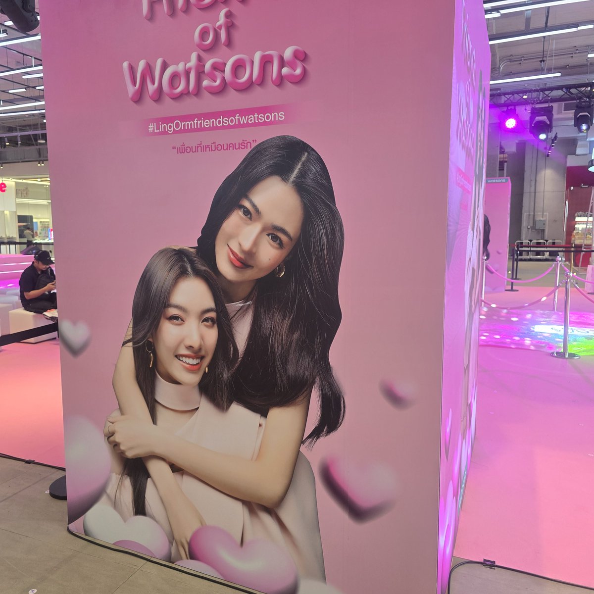 WatsonsThailand's tweet photo. เริ่มเลอ!!! 🔥 #LingOrmXWatsons (วัตสันกับหลิงออม เพื่อนที่เหมือนคนรัก)🔥

ขอ Trend 1,000,000 แล้วเราจะพาหลิงออมขึ้นจอ EM District มาเร็วทุกคนน 💜🫳🫶 https://t.co/CnIbyrnyG0