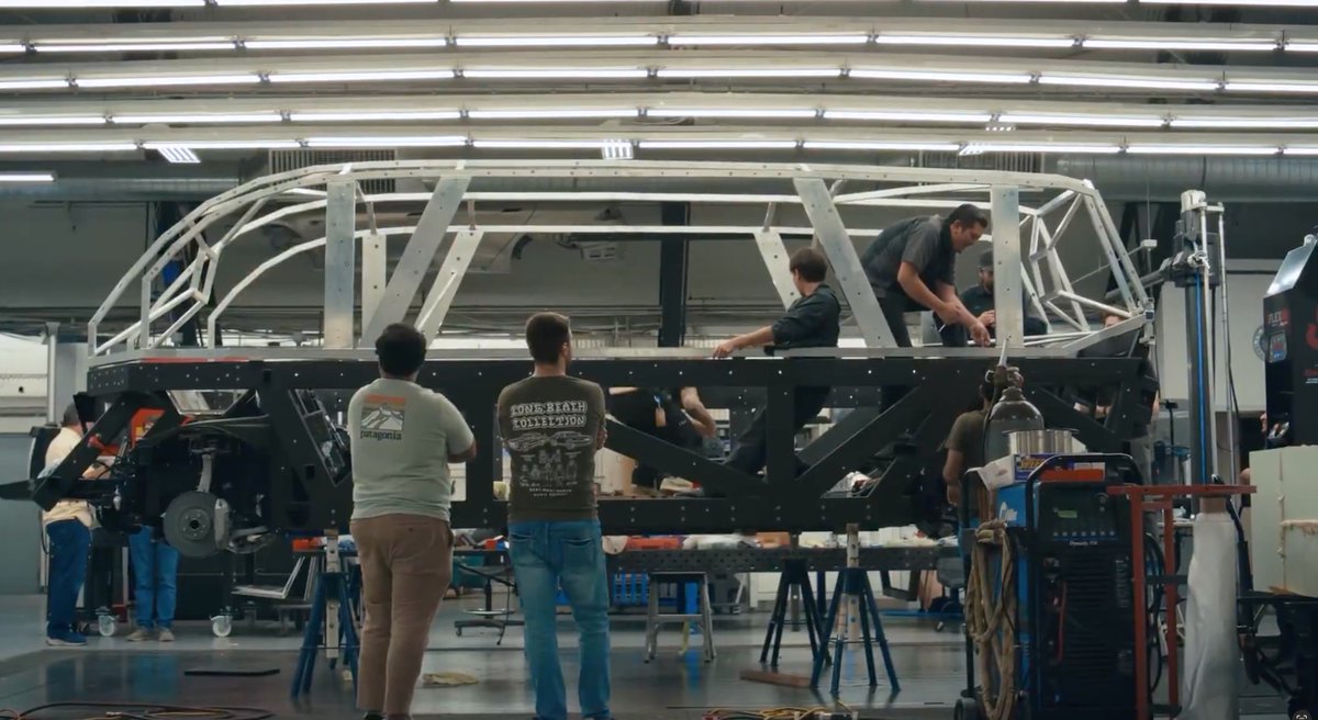 DimaZeniuk's tweet image. Tesla Robovan 👀