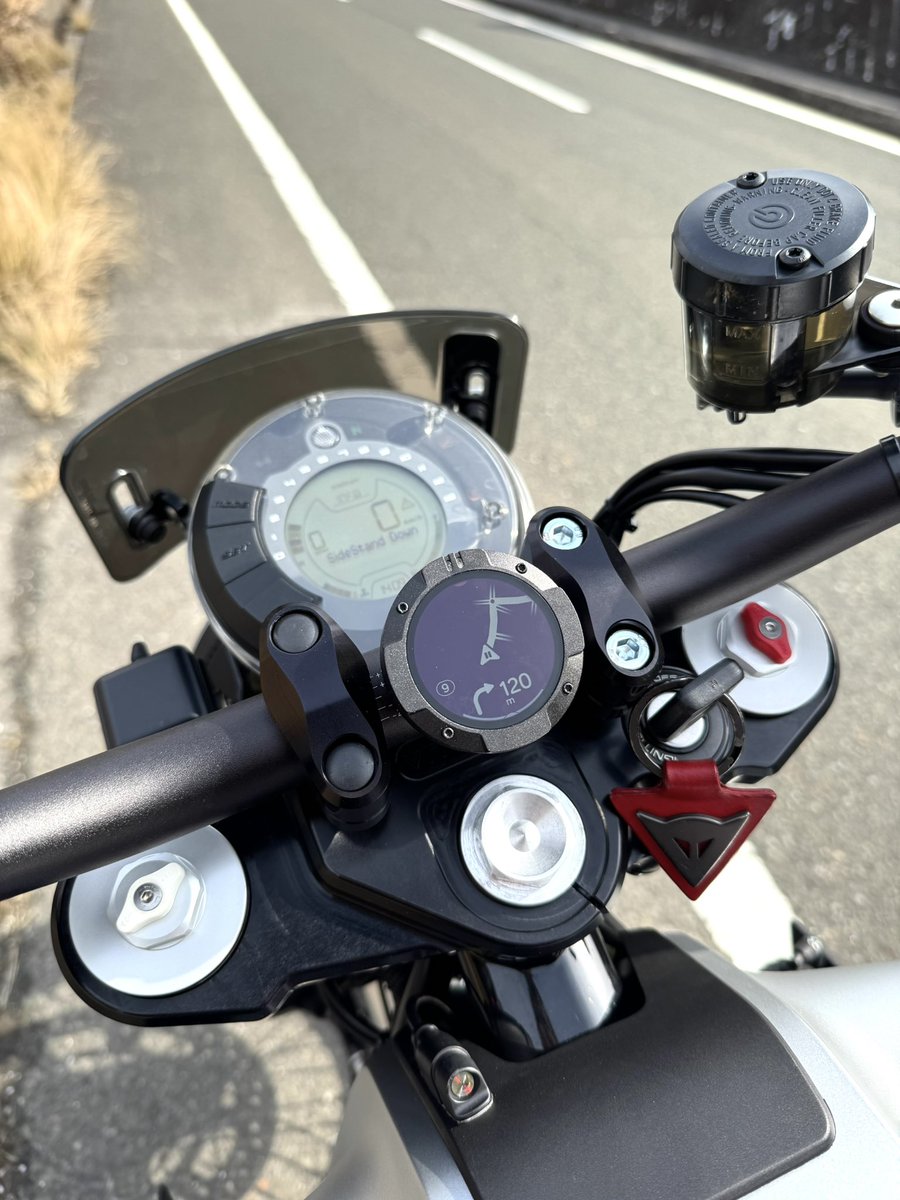 hyperducati's tweet photo. ハンドル周りがゴチャゴチャするの嫌なんで簡易ナビを買ってみた。
スマホとペアリングするだけ、コンパクト、配線不要、工具不要、精度高い、リルート早い。
文句ナシ!これいいよ!
#beelinemoto https://t.co/lZycB5SrXU