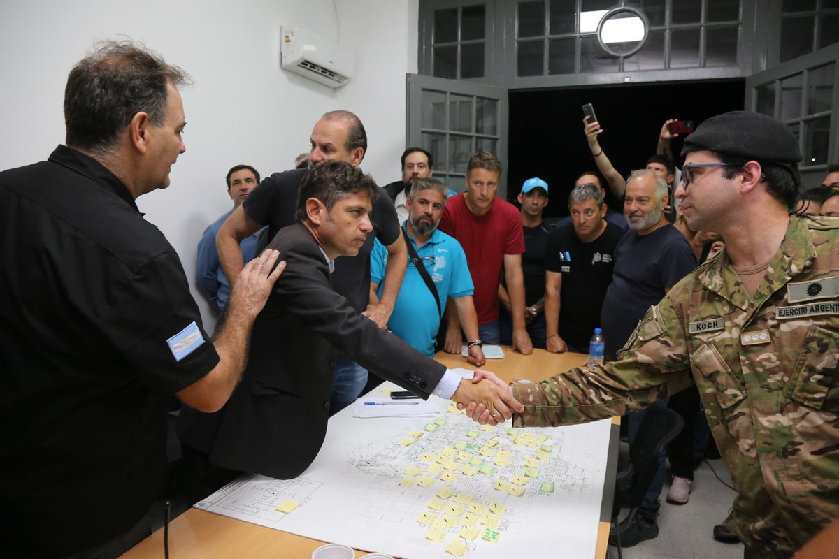Kicillofok's tweet photo. Con el intendente @fsusbielles y los ministros de Seguridad @JaviAlonsook y de Transporte @MartinMarinucci recibimos en el Comité de Operaciones de Emergencia en @MunicipioBahia a los ministros nacionales @PatoBullrich y @luispetri para repasar la articulación de la evacuación de los vecinos afectados por el temporal y la planificación de la reconstrucción de Bahía Blanca. 
Agradezco a todos los equipos municipales, provinciales y nacionales que han trabajado intensamente para enfrentar esta catástrofe.

@SaludBAP 
@MinDesarrolloBA 
@MInfraPBA 
@MIGobiernoPBA 
@ambientepba 
@ABSAOficial 
@VialidadBA 
@OpisuPba