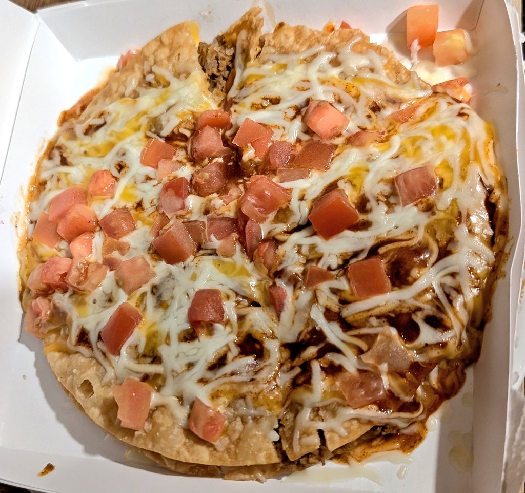 BrownsFanGurl's tweet photo. Mexican pizza. You hit so many spots! ❤️ #yum #FunFridayNight https://t.co/QcxHUKkuk0