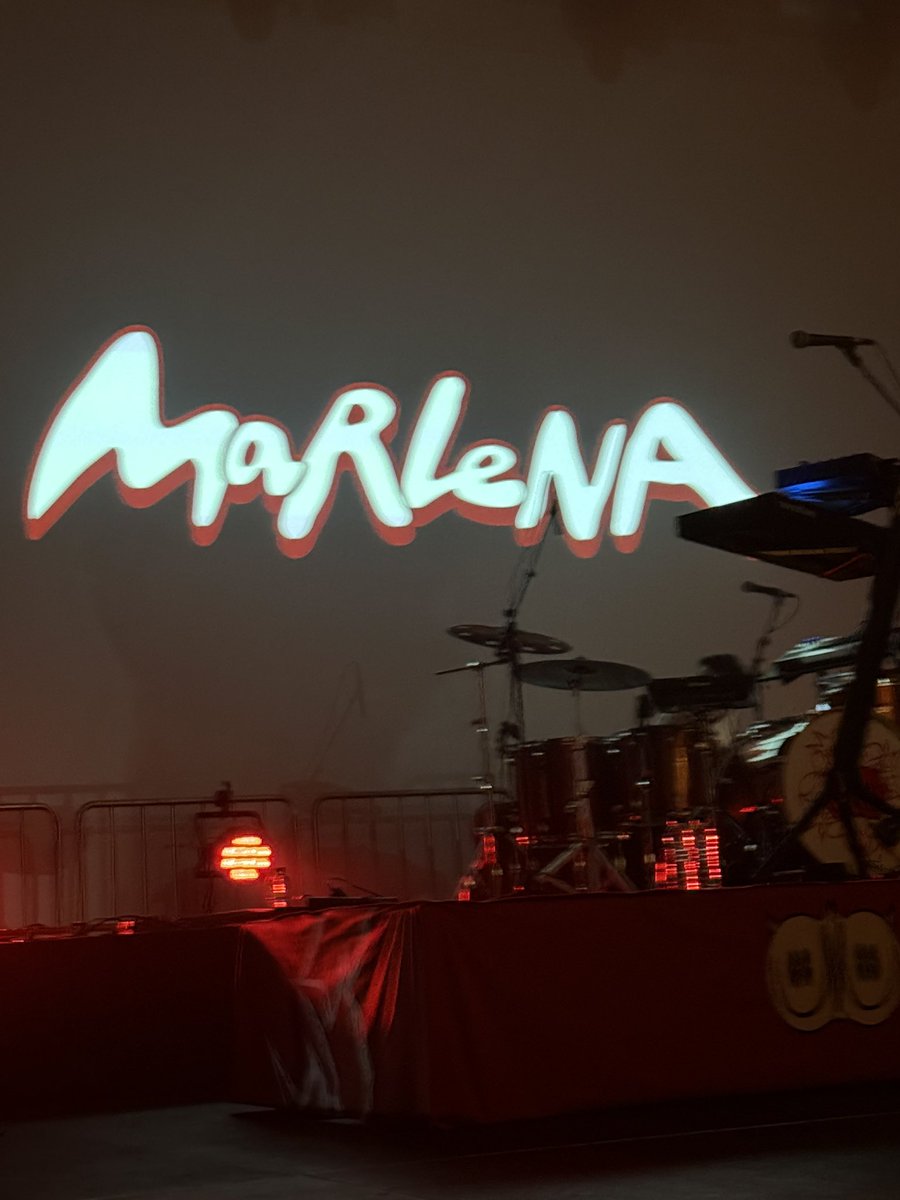 cmarcen10's tweet photo. @marlenaoficial Esto es lo que pasa cuando las Marlenas la lían en Zargaoza! Que se peta toda la sala!!! 🖤 Brutal el concierto de ayer! Enhorabuena! https://t.co/dOZm0JfqxC