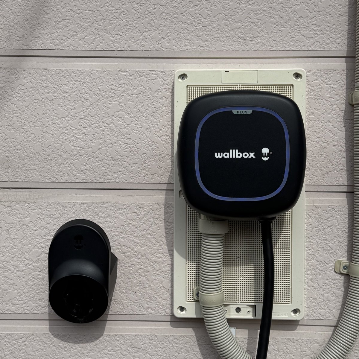 wady's tweet photo. 那須の充電器がWallboxに変わりました!YourStandさんありがとうございました。これで無事に6kWが出せるように。 #Wallbox #YourStand #まちエネ https://t.co/CE0jQn3Mg4
