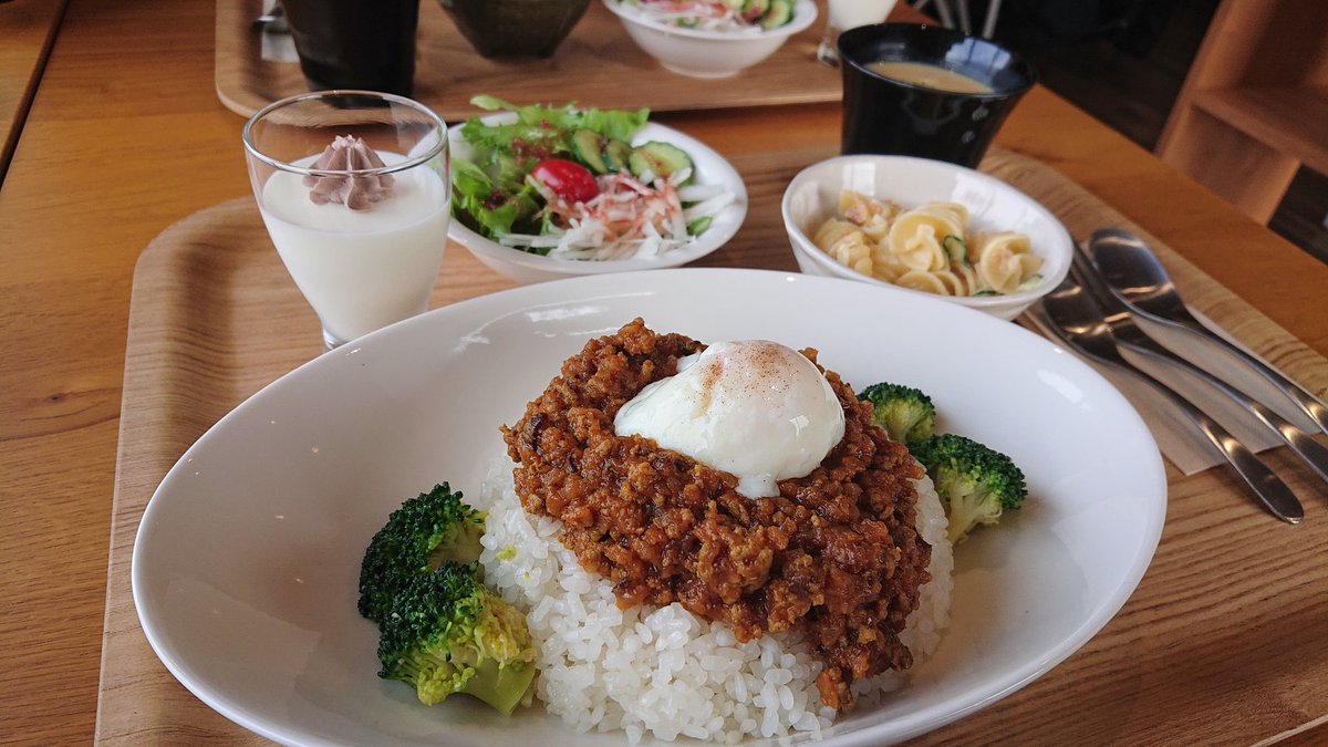 3YlYkCRyRDPq0tY's tweet photo. 南コース走行を午前2本で終えて、そのまんまプチツーで @cafe_as_one へ。走りながらライスは半分に…と決めてたのに、お店でカレーの香りかいだら飛びましたꉂ🤣𐤔 てか、大正解💡笑!あぁ美味しかった😋 走った後のいいご褒美でした。
#ライダーズカフェアズワン
#ドライカレー
#CBR250R
#MC45 https://t.co/bEnim2l2Wl