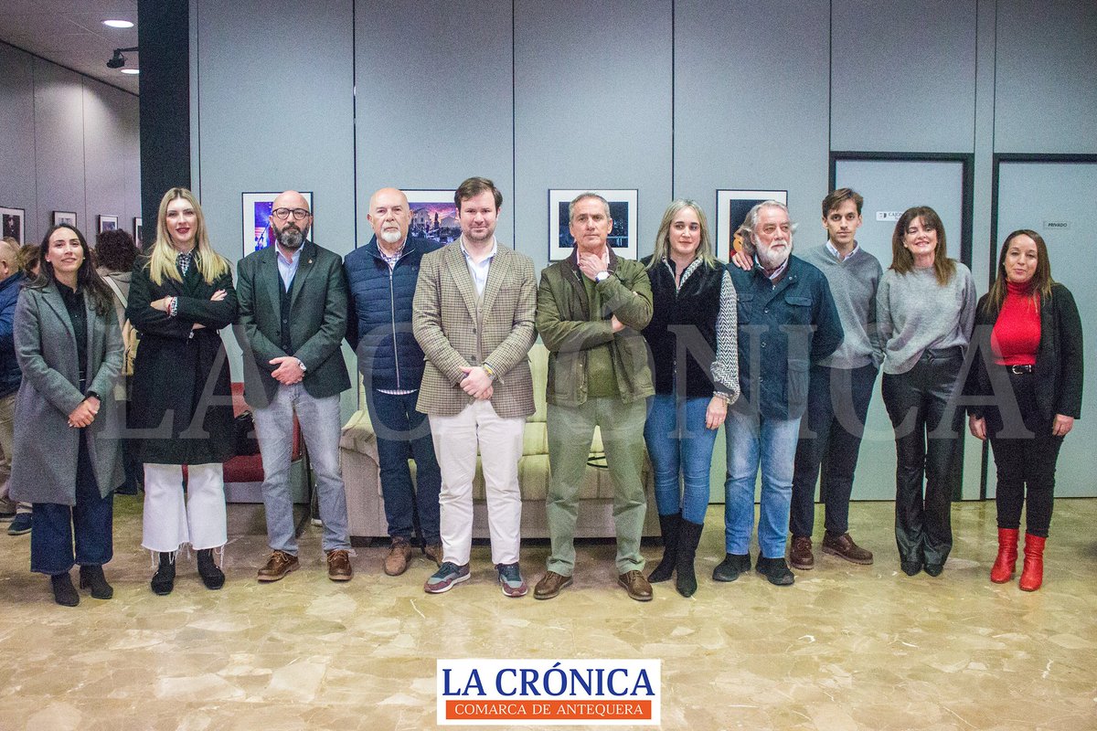 lacronica_atq's tweet photo. #Fotografía | AFA y EMMA se unen para mostrar la esencia de la música a través de fotografías en la muestra ‘Acordes’

▶️ La exposición ya puede verse en la planta baja de la Escuela Municipal de Música de #Antequera, en una propuesta que nace de la colaboración entre la @EscuelaMusicATQ, el @AytoAntequera y @AFAAntequera, donde fotografía y música se dan la mano en una muestra que se ha inaugurado esta semana contando además con música en vivo gracias al Combo de Blues de la Escuela de Música

▶️ Son 22 los fotógrafos que se reúnen en esta exposición con fotografías que abarcan tomas de muy diverso estilo tanto en las imágenes como en la edición. Hay fotografías en monocromo y también a color, teniendo como punto común momentos musicales acontecidos principalmente en Antequera, bien reflejados a través de un simple detalle en la actuación o narrando en la imagen toda una escena

🔸️ “Hemos querido que los fotógrafos muestren en papel su manera de entender el mundo de la música. El título de la exposición tiene gran profundidad porque 'acordes' significa ser iguales; EMMA y AFA nos sentimos acordes porque somos asociaciones de base y hacemos cultura de base”, expresó @josedr1959, presidente de AFA, que añadió estar  "muy emocionado porque veo de nuevo, tras cinco meses, las fotografías de los socios mostradas en una pared”

🔸️ “Vamos a seguir trabajando por la cultura porque eso es trabajar por la cultura porque eso es trabajar por la libertad”, apuntó el teniente de alcalde @antgarm