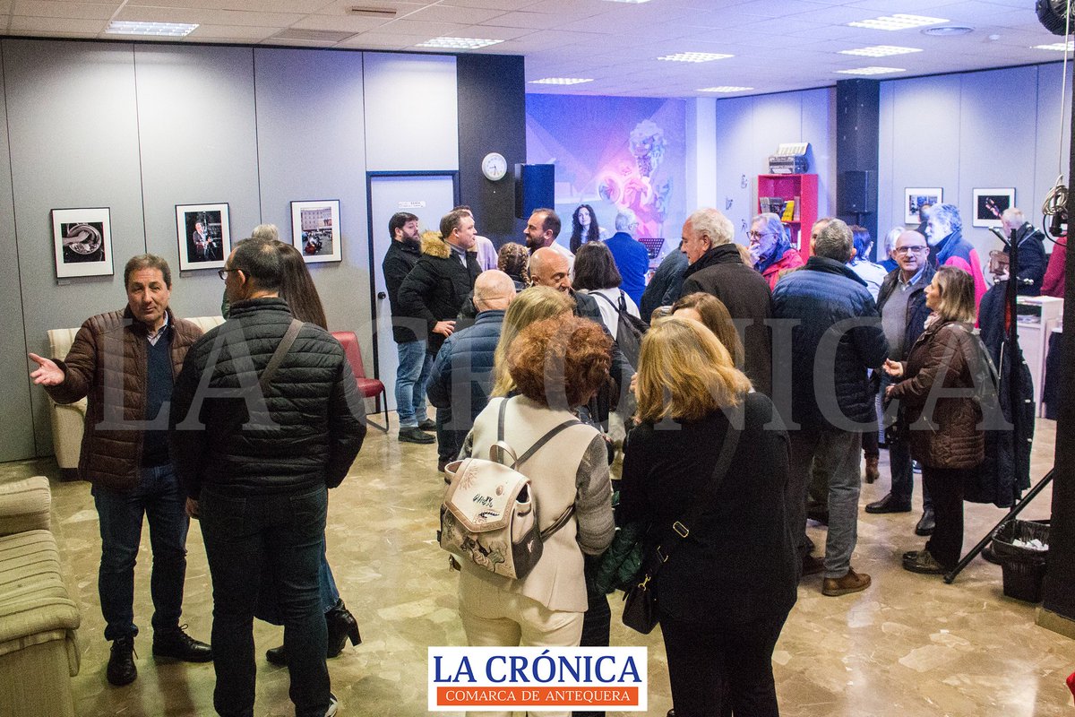 lacronica_atq's tweet photo. #Fotografía | AFA y EMMA se unen para mostrar la esencia de la música a través de fotografías en la muestra ‘Acordes’

▶️ La exposición ya puede verse en la planta baja de la Escuela Municipal de Música de #Antequera, en una propuesta que nace de la colaboración entre la @EscuelaMusicATQ, el @AytoAntequera y @AFAAntequera, donde fotografía y música se dan la mano en una muestra que se ha inaugurado esta semana contando además con música en vivo gracias al Combo de Blues de la Escuela de Música

▶️ Son 22 los fotógrafos que se reúnen en esta exposición con fotografías que abarcan tomas de muy diverso estilo tanto en las imágenes como en la edición. Hay fotografías en monocromo y también a color, teniendo como punto común momentos musicales acontecidos principalmente en Antequera, bien reflejados a través de un simple detalle en la actuación o narrando en la imagen toda una escena

🔸️ “Hemos querido que los fotógrafos muestren en papel su manera de entender el mundo de la música. El título de la exposición tiene gran profundidad porque 'acordes' significa ser iguales; EMMA y AFA nos sentimos acordes porque somos asociaciones de base y hacemos cultura de base”, expresó @josedr1959, presidente de AFA, que añadió estar  "muy emocionado porque veo de nuevo, tras cinco meses, las fotografías de los socios mostradas en una pared”

🔸️ “Vamos a seguir trabajando por la cultura porque eso es trabajar por la cultura porque eso es trabajar por la libertad”, apuntó el teniente de alcalde @antgarm