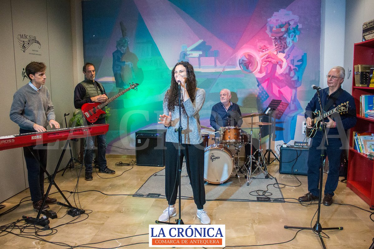 lacronica_atq's tweet photo. #Fotografía | AFA y EMMA se unen para mostrar la esencia de la música a través de fotografías en la muestra ‘Acordes’

▶️ La exposición ya puede verse en la planta baja de la Escuela Municipal de Música de #Antequera, en una propuesta que nace de la colaboración entre la @EscuelaMusicATQ, el @AytoAntequera y @AFAAntequera, donde fotografía y música se dan la mano en una muestra que se ha inaugurado esta semana contando además con música en vivo gracias al Combo de Blues de la Escuela de Música

▶️ Son 22 los fotógrafos que se reúnen en esta exposición con fotografías que abarcan tomas de muy diverso estilo tanto en las imágenes como en la edición. Hay fotografías en monocromo y también a color, teniendo como punto común momentos musicales acontecidos principalmente en Antequera, bien reflejados a través de un simple detalle en la actuación o narrando en la imagen toda una escena

🔸️ “Hemos querido que los fotógrafos muestren en papel su manera de entender el mundo de la música. El título de la exposición tiene gran profundidad porque 'acordes' significa ser iguales; EMMA y AFA nos sentimos acordes porque somos asociaciones de base y hacemos cultura de base”, expresó @josedr1959, presidente de AFA, que añadió estar  "muy emocionado porque veo de nuevo, tras cinco meses, las fotografías de los socios mostradas en una pared”

🔸️ “Vamos a seguir trabajando por la cultura porque eso es trabajar por la cultura porque eso es trabajar por la libertad”, apuntó el teniente de alcalde @antgarm