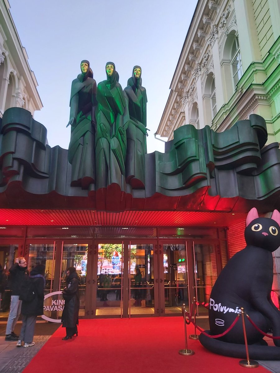 Sirds ielīksmojas, satiekot "Straumes" kaķīti pozējam uz Viļņas kino festivāla "Pavasaris" sarkanā paklāja🐈‍⬛
#flowmovie #LatvijaVar #vilnius