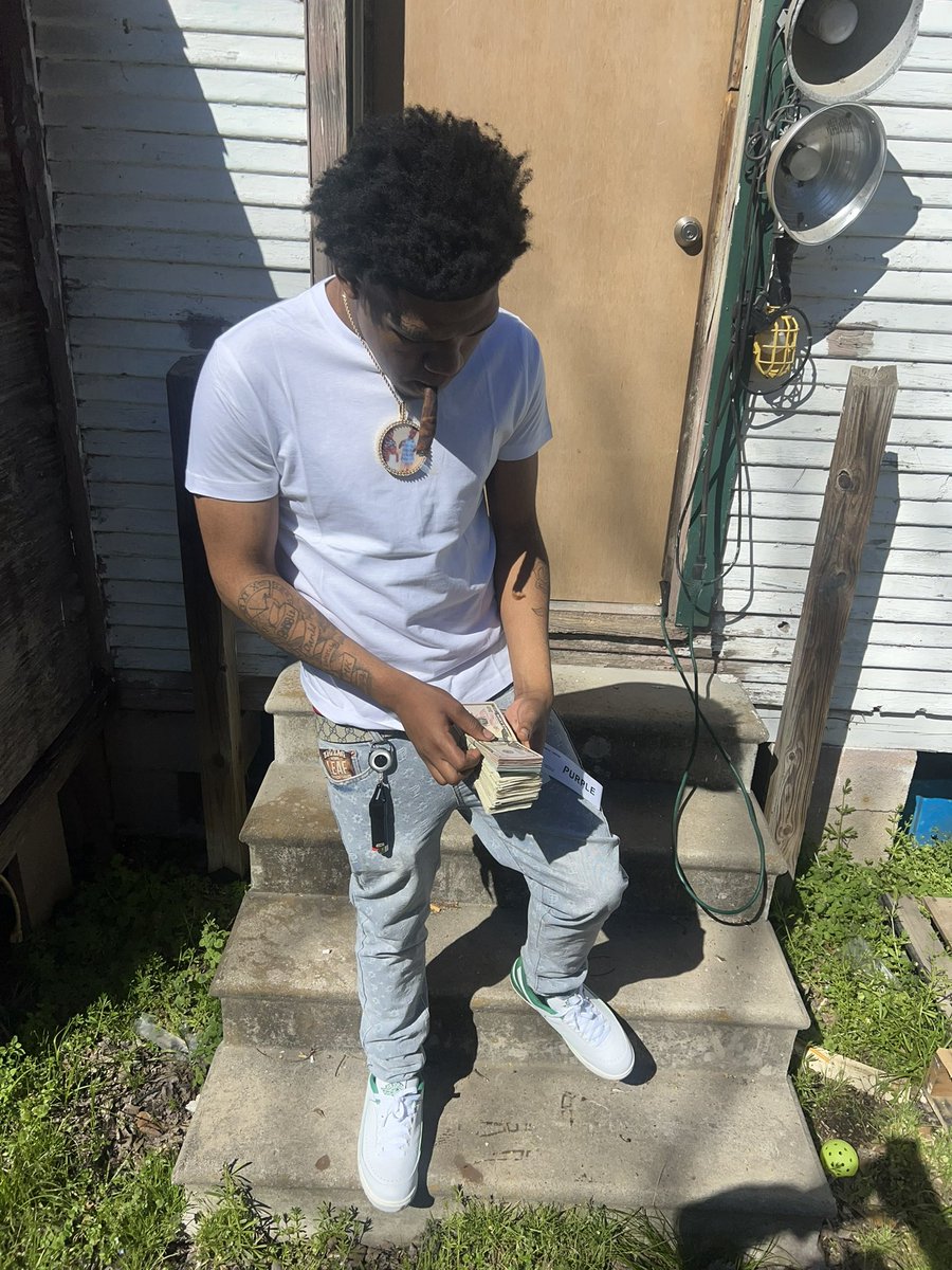 bbyjumpout5's tweet photo. Trap junkie 🏚️ https://t.co/0IVgcqTptu